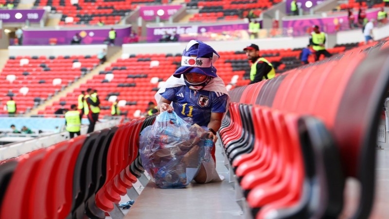 Japanese fans clean-up stadiums