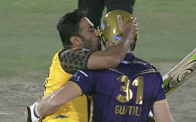 PSL 2023: Wahab Riaz gives heartening send off to Martin Guptill; kisses latter's helmet