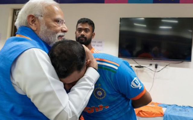 PM नरेंद्र मोदी के गले लगते ही रो पड़े मोहम्मद शमी सोशल मीडिया पर तस्वीर शेयर कर भावुक हुआ गेंदबाज