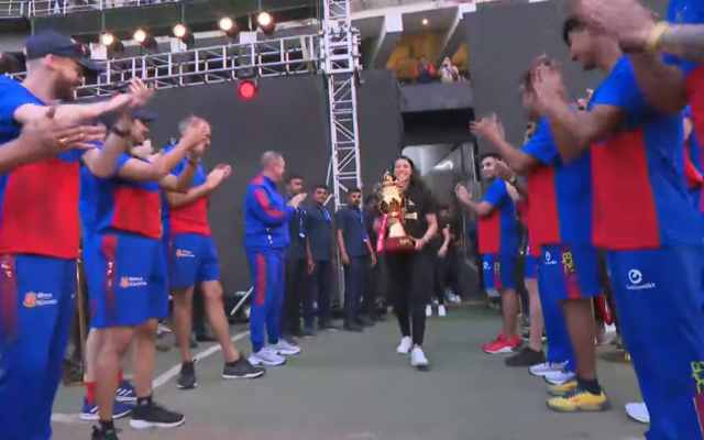 RCB women receive guard of honour from men's team at Chinnaswamy
