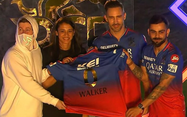 Kohli, Faf and Smriti present RCB's new jersey to Alan Walker at unbox event