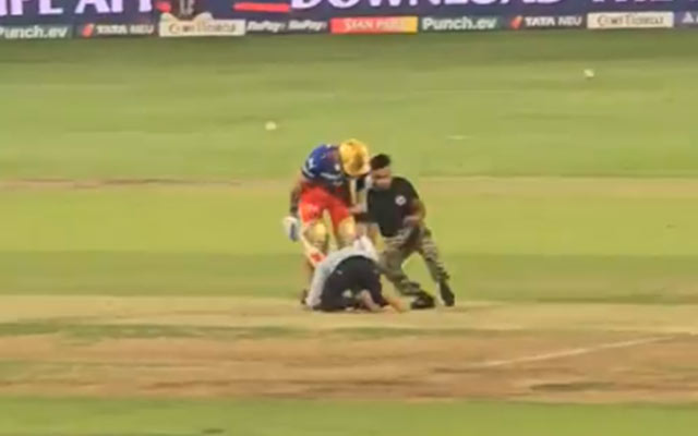 RCB vs PBKS: Fan sneaks past security to touch Virat Kohli's feet, video goes viral